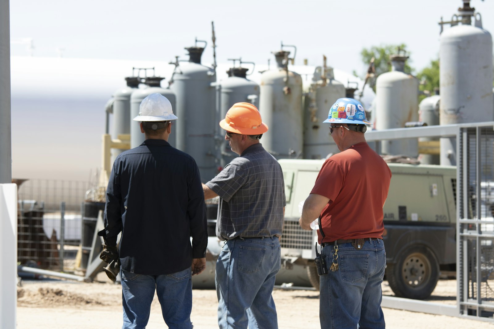 Engenheiros em vistoria em planta industrial